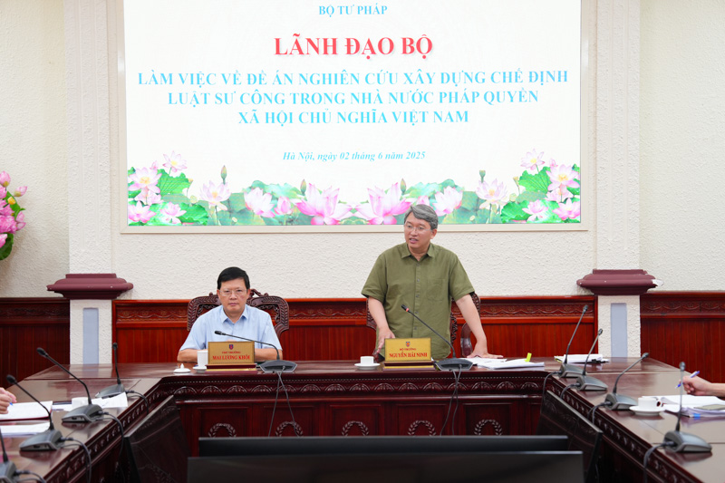 Hoàn thiện chính sách, pháp luật, xây dựng đội ngũ luật sư bảo vệ lợi ích công